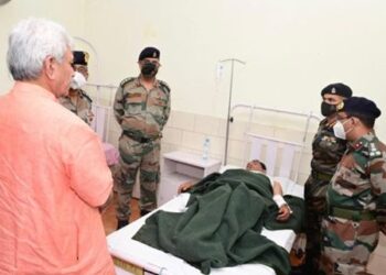 LG visits Army Hospital in Sgr, Inquires about health of civilian injured in Shopian attack
