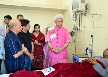 LG visits GMC Jammu, enquires about the health of Police personnel injured in Kathua