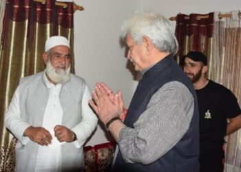 LG visits family members of slain cop Mudasir at Uri, tributed him for “bravery”