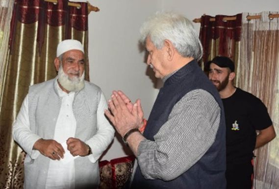 LG visits family members of slain cop Mudasir at Uri, tributed him for “bravery”