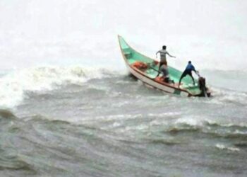 Lankan Navy opens fire on TN fishermen, none hurt, boat damaged