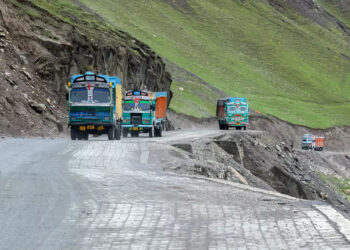 One way traffic restored on Srinagar Leh highway, Kashmir highway & Mughal road also open for traffic