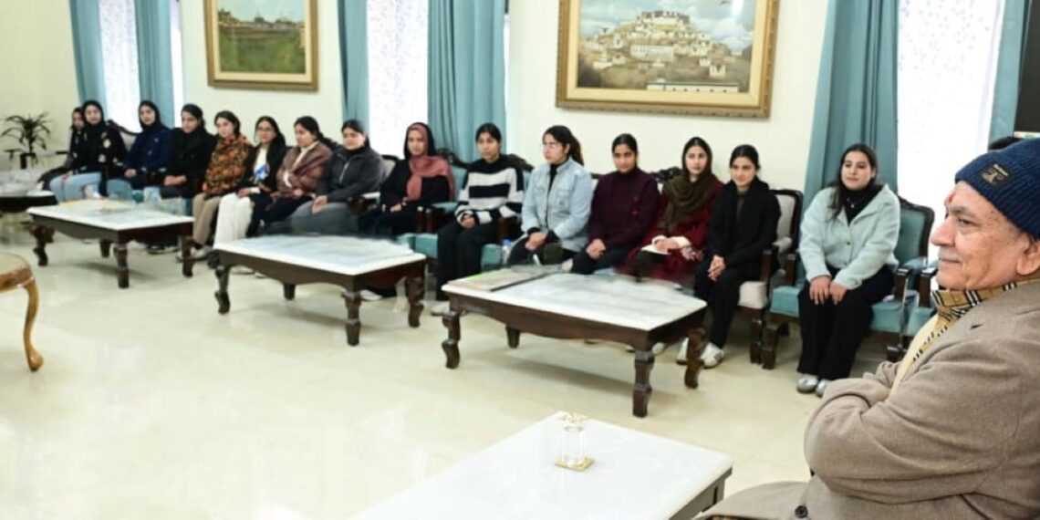 Lieutenant Governor flags off group of Youth from South Kashmir for Exposure Tour