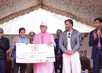 LG Sinha Felicitates the Winners of Kashmir Marathon-2025