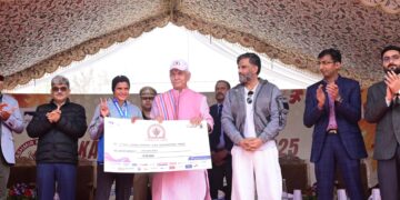 LG Sinha Felicitates the Winners of Kashmir Marathon-2025