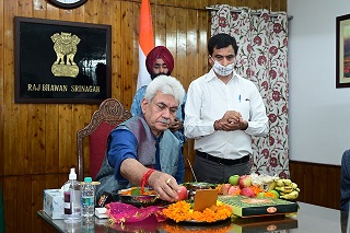 LG performs ‘Samapan Pooja’ as annual Amarnath Yatra concludes, Prays for peace, progress & prosperity of people