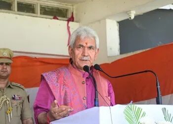 Lt Governor Manoj Sinha attends ‘Meri Maati, Mera Desh’ programme at Srinagar-Pic/Kashmir Horizon