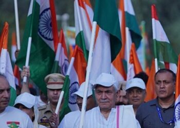 LG flags off Tiranga Yatra in Srinagar, joins jubilant crowd in  walkathon from KICC to Botanical Garden