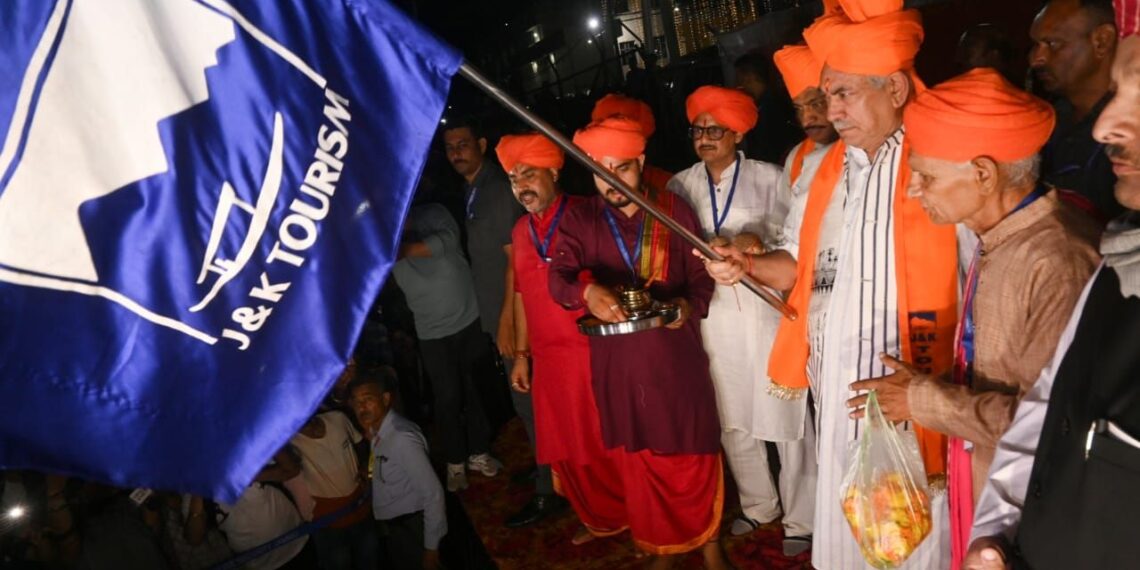 Yatra-2023: LG Sinha flags off the first batch of Pilgrims