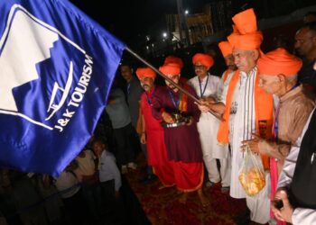 Yatra-2023: LG Sinha flags off the first batch of Pilgrims