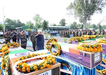 LG Sinha lays wreath, pays tributes to the brave army personnel