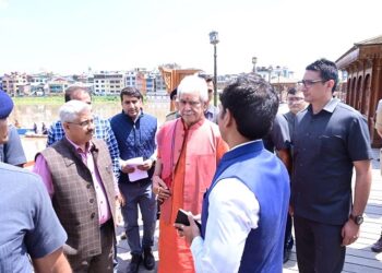 LG Sinha visits Zero Bridge, Reviews overall preparedness for flood management with officials of I&FC Deptt