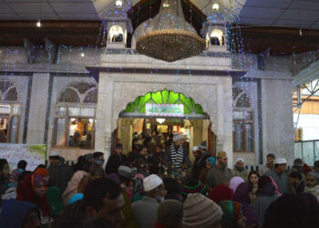 Farooq Abdullah, Omar greet people on 455th Urs of Sheikh Hamza Makhdoom (RA)
