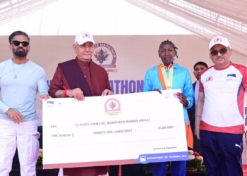 LG Sinha felicitates winners of first-ever International Marathon in J&K