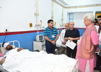 LG Sinha visits GMC Jammu, meets the civilians injured due to unprovoked shelling by Pakistan