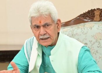 “LG’s Mulaqaat”: LG Interacts With Citizens; Disposes Off Cases On Spot