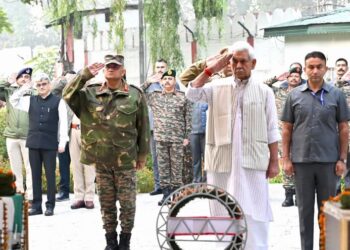 LG Sinha lays wreath, pays homage to Army Bravehearts