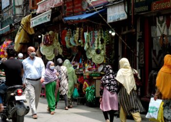 Markets open across JK under unlock guidelines in Srinagar