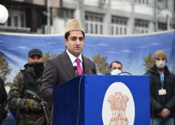 Srinagar Mayor unfurls tricolour,takes salute at SMC hqrs
