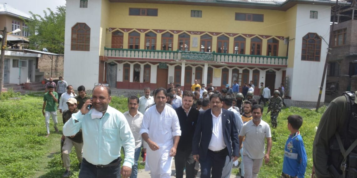 Srinagar Mayor reviews Muhharam  arrangements,  also visits Vecharnag Mandir.