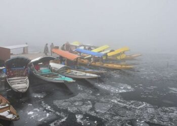 MeT office predicts light to moderate snowfall on Jan 23, 24, Srinagar shivers at minus 6.4 degree C