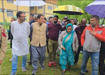 Sakeena Itoo, Javed Dar visit shelling affected areas of B’la, Uri