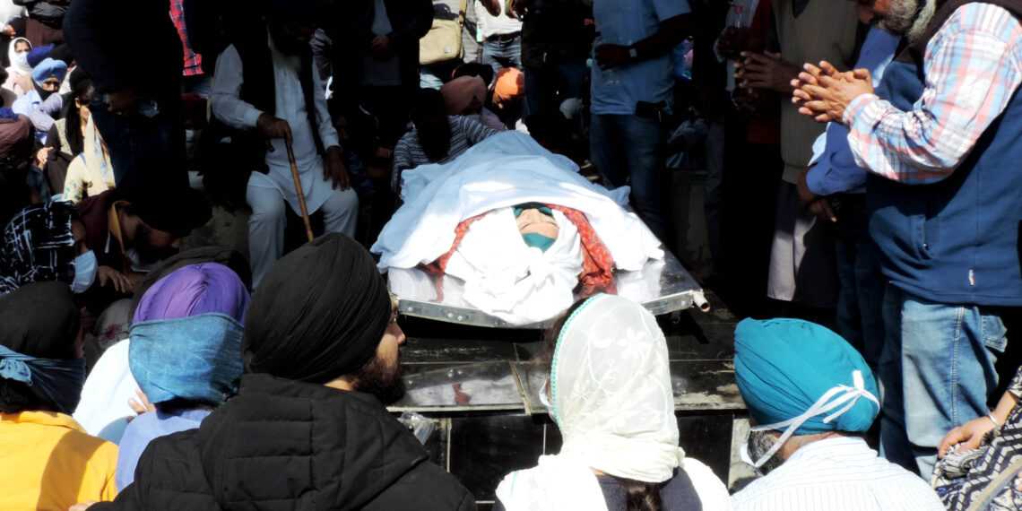 Relatives and people of minority community carrying the body of Govt School Principal Satinder Kaur killed along with a teacher on Thursday for cremation at Karan Nagar in Srinagar -Pic/Kashmir Horizon