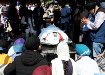 Relatives and people of minority community carrying the body of Govt School Principal Satinder Kaur killed along with a teacher on Thursday for cremation at Karan Nagar in Srinagar -Pic/Kashmir Horizon