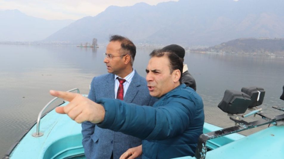 Shahid Saleem conducts extensive tour of Dal, Nigeen Lakes