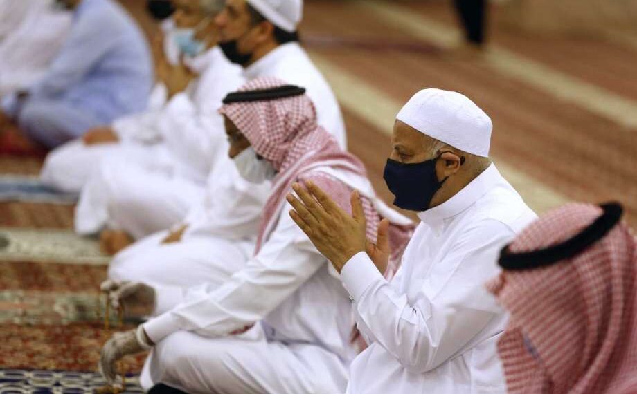 Saudi reopens mosques after over 2 months with strict regulations