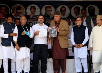 NC -Congress leaders Rahul Gandhi, Farooq Abdullah release “Charge Sheet” on J&K against the Govt at an election rally in Dooru Anantnag-Pic/Kashmir Horizon