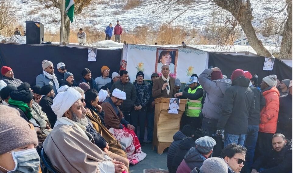 Nasir visits Kargil, attends Namaz-e-Janaza of Qamar Ali Akhoon 