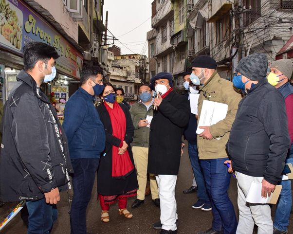 Nitishwar extensively tours Jammu city, directs fast track dev of Mubarak Mandi, Raghunath Bazar, Tawi river front