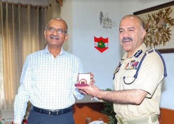 Northern Army commander Lt. Gen MV Sudhindra Kumar calls on Nalin Prabhat