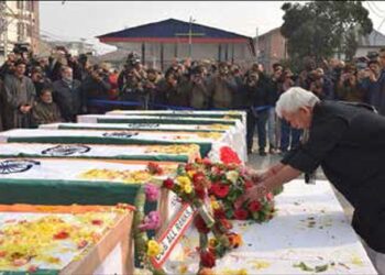 LG Sinha lays wreath, Pays tributes to victims of accidental blast at Nowgam Police Station