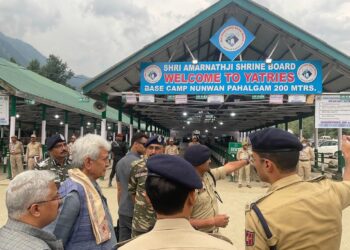 Amarnath Yatra: LG visits Nunwan, Chandanwari base camps, Interacts with administrative & security officials, service providers, doctors, Yatris