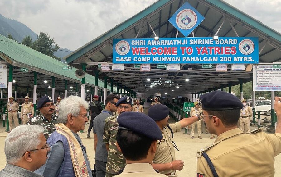 Amarnath Yatra: LG visits Nunwan, Chandanwari base camps, Interacts with administrative & security officials, service providers, doctors, Yatris