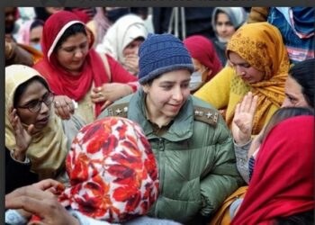 SSP East Srinagar Sheema Nabi Qasba patiently listened to the woeful tales of Pak women and escorted them  to DC office Srinagar for petitioning their grievances before the Dy Commissioner