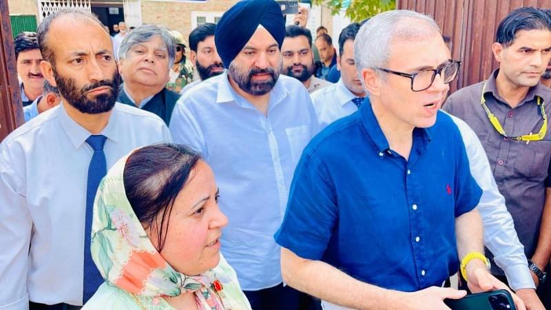Omar Abdullah accompanies Sakina Itoo to file nomination papers