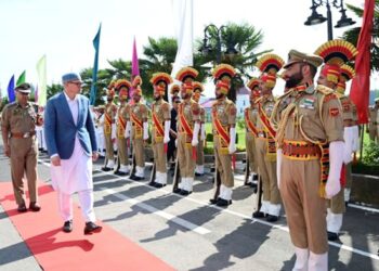 Darbar reopens in Srinagar, CM receives warm reception, accorded Guard of Honour