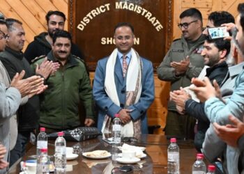 Outgoing DC Shopian Shahid Saleem gets enthusiastic farewell