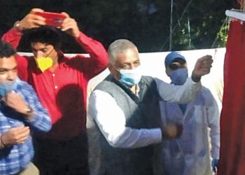 MOS Road Tpt & Highwat V. K. Singh inaugurates 400 LPM Oxygen Plant at SDH Kokernag