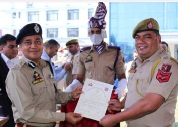 ADGP (Hqrs) PHQ presents DGP commendation Certificates & medals to 36 personnel at investiture ceremony at PHQ Srinagar