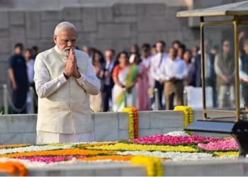 PM Modi pays tribute to Mahatma Gandhi at Rajghat