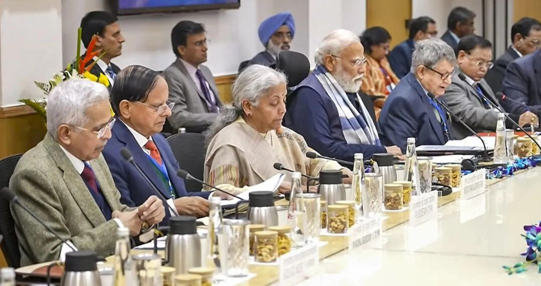 PM discuss roadmap to self-reliance with top economists