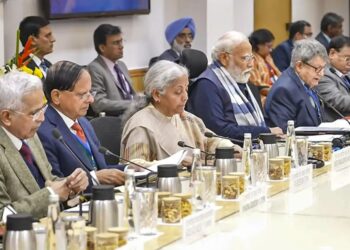 PM discuss roadmap to self-reliance with top economists