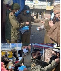 Police distributes face masks in Kulgam