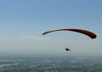 Srinagar Girl Nahida Manzoor Initiates Paragliding Triumph in Wasturwan Mountain Range