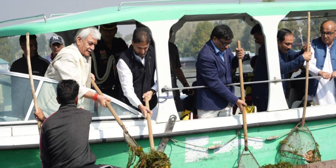 LG Sinha participates in One Hour of citizen-led shramdaan for Swachhata at Dal Lake