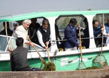 LG Sinha participates in One Hour of citizen-led shramdaan for Swachhata at Dal Lake